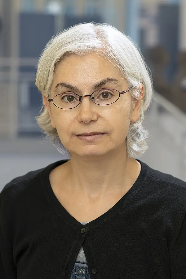 Portraitfoto von einer Mitarbeiterin mit schwarzer Strickjacke